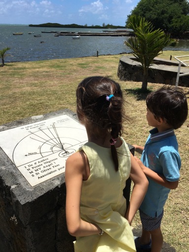 Kiddos discussing shipwreck of Saint Géran - Poudre d'Or, Mauritius